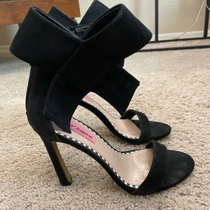 Betsey Johnson Black Bow Heels